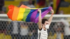Rozhodnutí UEFA se neobešlo bez dohrávky. Na hřiště vběhl aktivista
