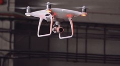 Matku v Anglii vyděsil dron, kterým někdo v noci špehoval oknem dceru