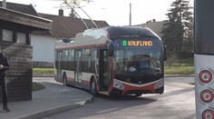 Jihlava řeší obří polepy na autobusech. Lidé se cítí jako v kobce, říká psychiatr
