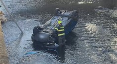 Žena v Karlových Varech špatně zajistila auto. Hasiči ho vytahovali z řeky