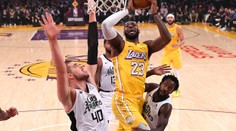 Bitvu o Los Angeles ovládli Clippers, Houston padl s nejhorším týmem