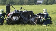 Žena zemřela zaklíněna v autě