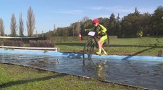 Koně vystřídali cyklisté: Podívejte, jak překonali překážky na kole!