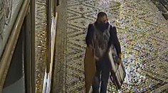 Muž ukradl obrazy v hodnotě půl milionu. Nasedl s nimi do tramvaje a odjel