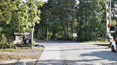 V Doksech někdo ulomil závoru u přejezdu. Vandalovi hrozí až tři roky vězení