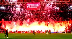 Divočina v Amsterdamu. Pyro ukončilo zápas Ajaxu, klub hledá pachatele