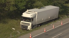 Na pražském okruhu se převrátil kamion, tvoří se dlouhé kolony