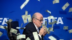 Blatter chytil sprchu plnou peněz! Komik mu připomněl úplatky