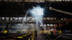 Mohutný požár zachvátil halu oceláren, zasahovalo dvanáct jednotek hasičů