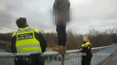 VIDEO: Mladík se chtěl zabít skokem do řeky, policisté ho zachránili