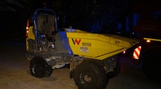 Opilí dělníci jeli stavebním strojem pro vodku, zřítili se do potoka