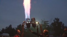 Balony, ohnivá show a svítící obři pod Bezdězem