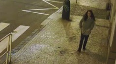 Žena si řekla o cigaretu, oslovená ji zbila a okradla! VIDEO