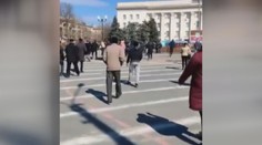 Panika a kaluže krve. Rusové mají střílet do demonstrantů v dobytém Chersonu