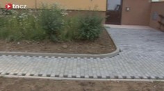 CHAOTICKÁ REKONSTRUKCE chodníků! Pár metrů opravili, pár metrů ne