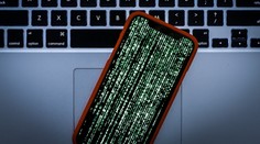 iPhony úředníků jsou hacknuté, Rusové mají zákaz. Rizikem jsou starší verze