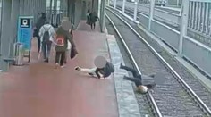 VIDEO: Mladík v Ostravě bezdůvodně srážel lidi. Starší ženu shodil do kolejiště
