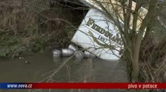 VIDEO: Nehody: Auto narazilo do sanitky, i když měla zapnutý maják