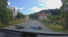 Opilý motorkář bez helmy chtěl ujet policistům. Skončil na tvrdé zemi