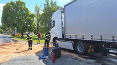 Masivní únik nafty v jižních Čechách. Na silnici a do kanálu jí vytekl kubík