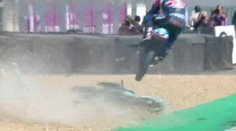 VIDEO: Šílený skok přes motorku, Kornfeil byl hrdinou závodu!