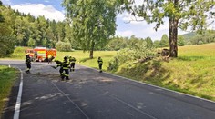 Poškozené domy, vyvrácené stromy: Udeřil silný vítr, hasiči hlásí už přes sto výjezdů
