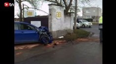 Auto se srazilo s náklaďákem, řidič skončil v nemocnici