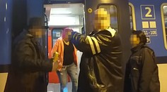Opilci ve vlaku kouřili a močili v uličce. Takhle reagovali průvodčí...
