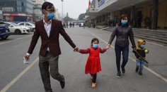 Peking ruší lety, zavírá čtvrti. Lidé spojují novou vlnu Covid-19 s lososy