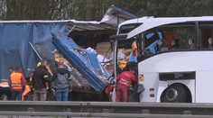 Na dálnici z Bratislavy do Česka se srazil autobus s náklaďákem. Jeden mrtvý, 59 zraněných