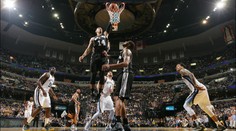 Spurs i Cleveland slaví rychlý postup, Golden State řeší problém