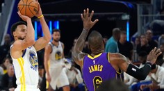NBA začala! Curry v souboji s LeBronem dovedl Warriors k prvnímu vítězství