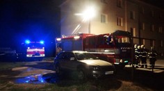 Muž vyskočil z okna hořícího bytu, přiletěl pro něj vrtulník