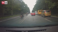 Na motorce přes dvojitou plnou čáru: Hazard nebo normálka?