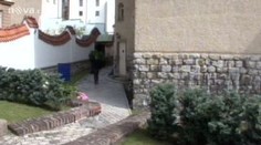 Neznámý vandal ničí vzácnou vilu kyselinou