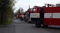 Ve Slaném se vyvalila opěrná zeď na silnici od Velvar, doprava stojí