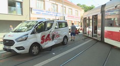 V Brně se srazila tramvaj s dodávkou. Dva lidé se lehce zranili