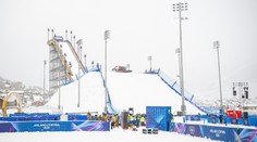 Perla zimních her: Český snowboardista létá ve vzduchu pod světly