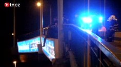Muž hrozil skokem z mostu, policisté a hasiči mu to rozmluvili