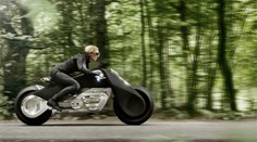 Takhle bude vypadat motorka za 100 let. A nikdy nespadne!