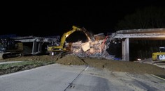 D10 byla uzavřena, silničáři demolovali dálniční nadjezd