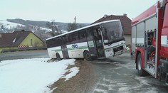 Řidiče zaskočil led na silnici, spoj s 15 lidmi skončil v příkopu