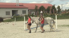 Nadace Nova darovala 60 000 Kč malé Mii, využije je na rehabilitaci