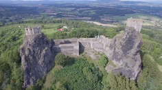 Hrad Trosky se letos těší velké oblibě. Díky počítačové hře ho navštěvují davy turistů