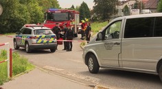 Žena vyskočila ze sanitky a zemřela. Policie teď má na krku stížnost