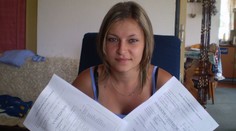 Děti dostávají vysvědčení. Někteří mají strach z rodičů