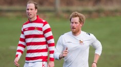 Princové si zahráli fotbal. Harry Williama nešetřil, dal gól