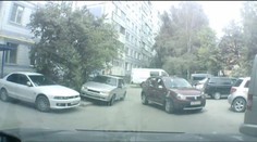 Žena řádí na parkovišti s neposlušným autem