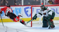 Souboj generací NHL vyhrál Fleury. Při nájezdu Bedarda podrazil