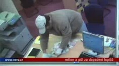 VIDEO: Banky vypsaly odměnu milion a půl za dopadení lupičů